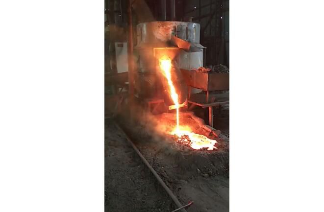 电弧炉冶炼现场视频